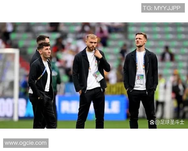 索菲亚与足球明星的较量谁更胜一筹探讨实力与魅力的对比