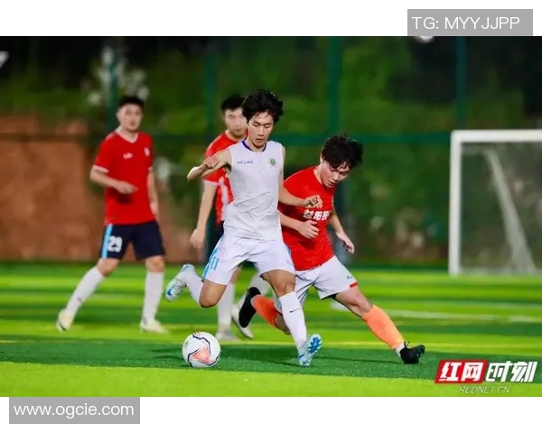 追逐梦想的绿茵场上与足球明星并肩作战的青春故事 追逐梦想的绿茵场上与足球明星并肩作战的青春故事